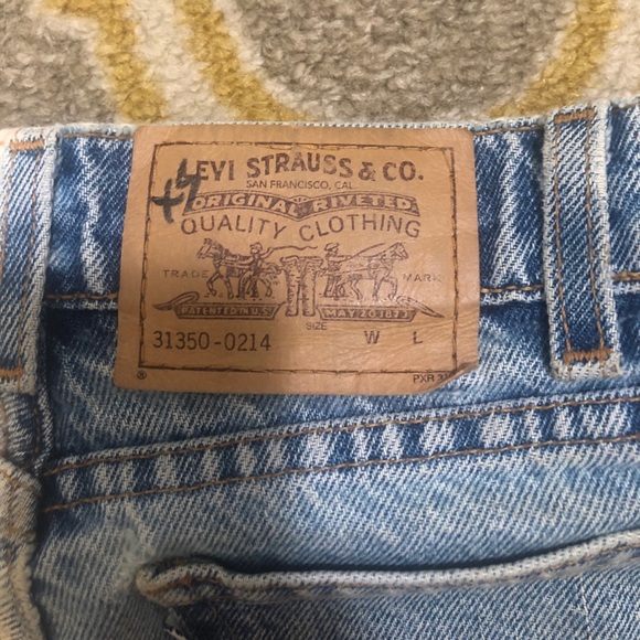 Levi’s High Rise two tone blue and white shorts - Picture 3 of 4